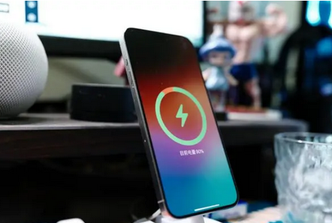 新泰苹果15换屏服务分享用什么充电器给iPhone15充电更好 